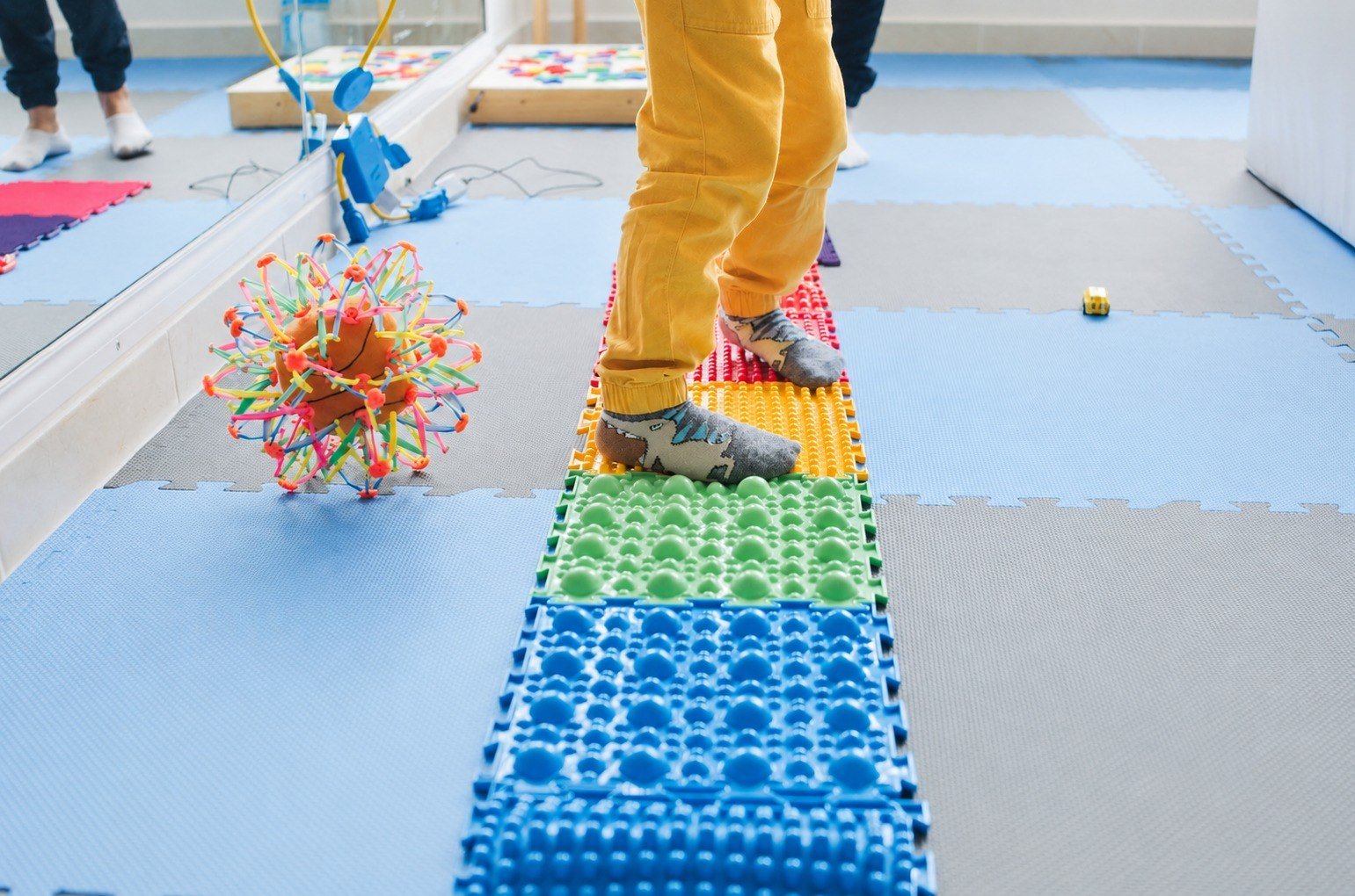 Recorrido sensorial con texturas para equilibrio, coordinación y percepción corporal