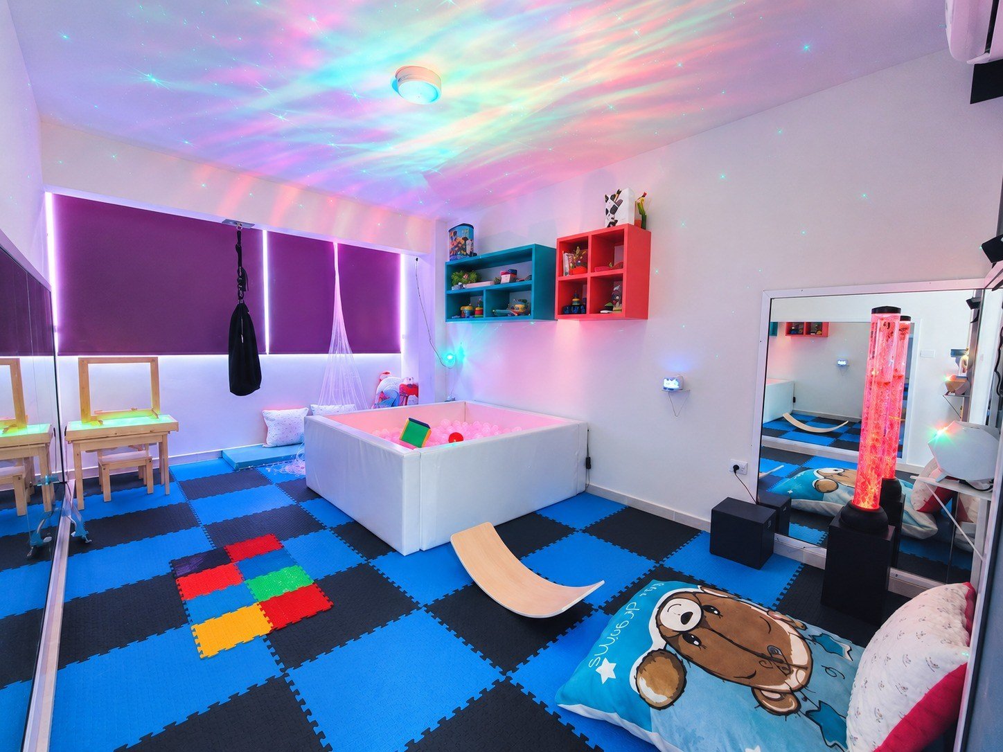 Vista amplia de la sala multisensorial Snoezelen de Multisensorial Veracruz con alberca de pelotas, iluminación ambiental y equipamiento terapéutico
